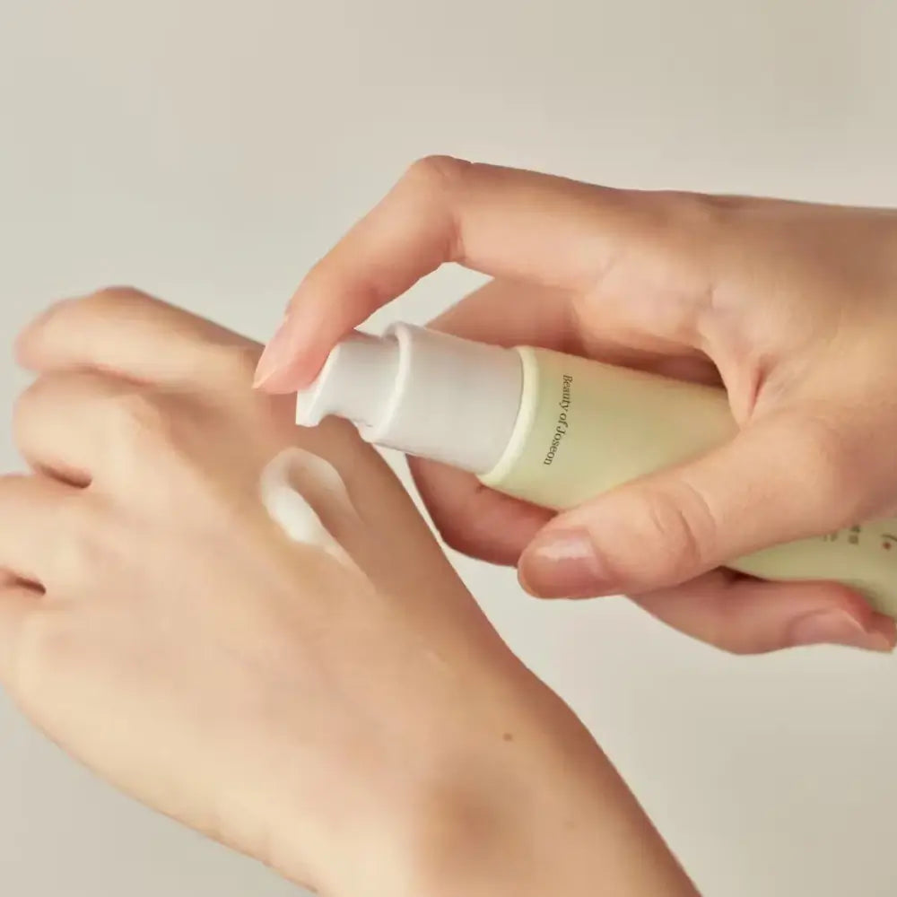 Nahaufnahme der leichten, nicht klebrigen Textur des Light On Serums
