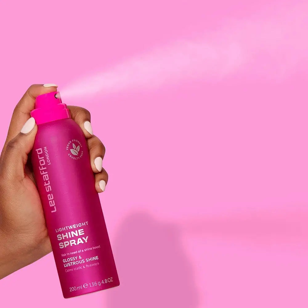 LEE STAFFORD Leichtes Glanzspray - Haarspray mit Grüntee-Extrakt und Pro-Shine Complex, schützt das Haar vor freien Radikalen und sorgt für ein glattes Finish - 200 ml