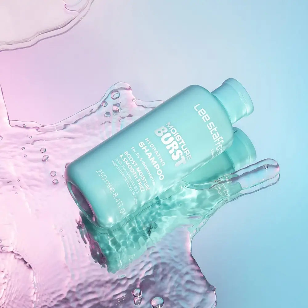 LEE STAFFORD Moisture Burst Hydrating Shampoo - Shampoo formuliert mit Pro-Vitamin B5 und sulfatfreien Reinigungsmitteln, das zur sanften Reinigung von trockenem Haar und zur Erhaltung des Feuchtigkeitsgehalts beiträgt - 250 ml