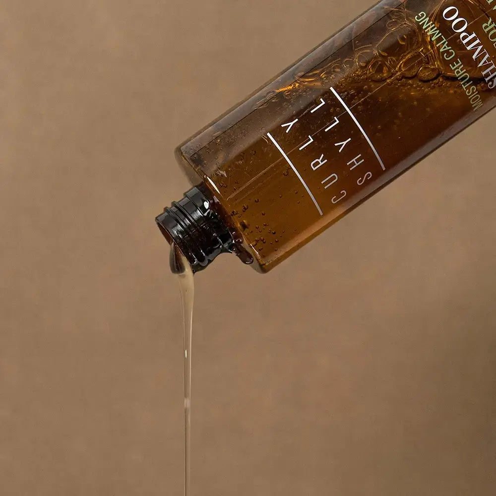 CURLY SHYLL Moisture Calming - Shampoo formuliert mit Blütenkallus-Extrakt und Propolis, zur Feuchtigkeitsversorgung des Haares und zur Beruhigung empfindlicher Kopfhaut - 330 ml