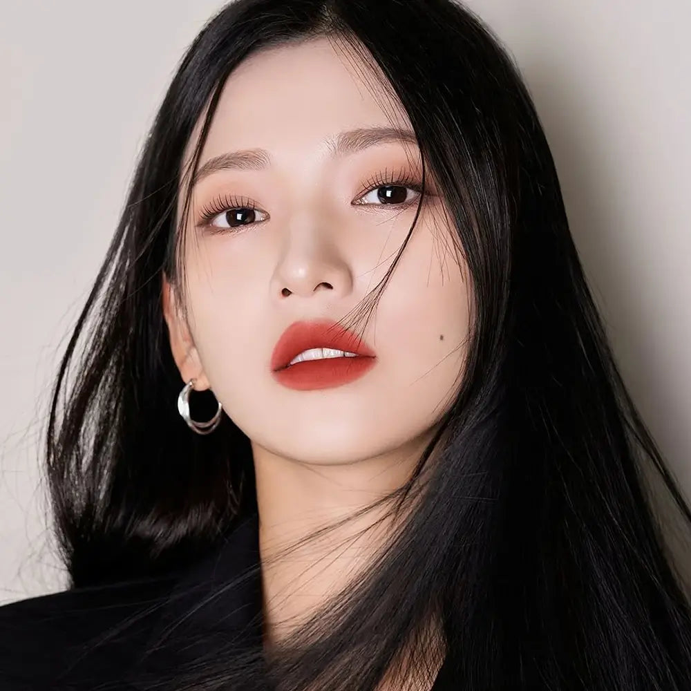 BLACK ROUGE Muddish Cushion Velvet - flüssiger Lippenstift mit Kastanienextrakt und feuchtigkeitsspendenden Wirkstoffen, der für ein sanftes Auftragen und ein samtig-mattes Finish sorgt, mit Kaffeelatte-Aroma - 4,1gr - MV04 Best Cinnamon