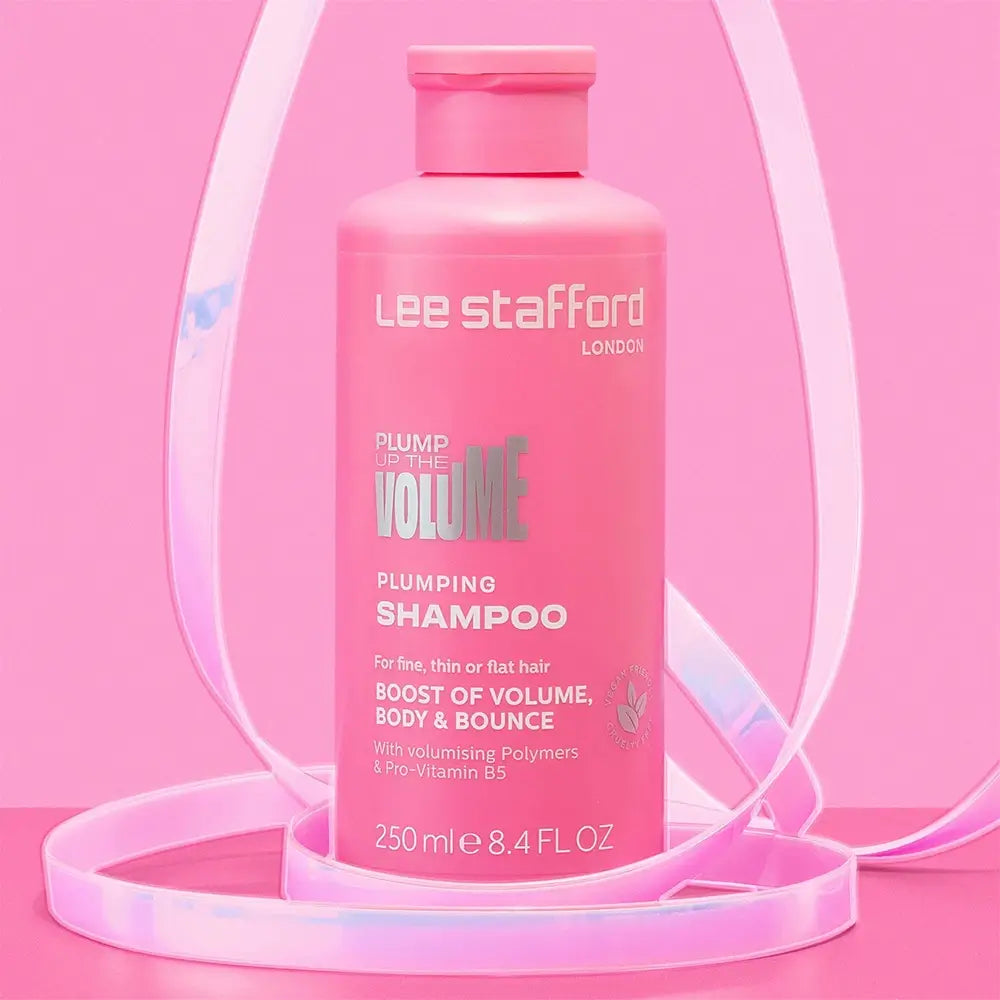 LEE STAFFORD Plump Up The Volume Shampooing Volumisant - Shampoo formulé avec Pro-Vitamine B5 et Polymères Volumisants, qui aide à nettoyer les cheveux du sébum et des impuretés et à maintenir le volume des cheveux fins et ternes - 250 ml