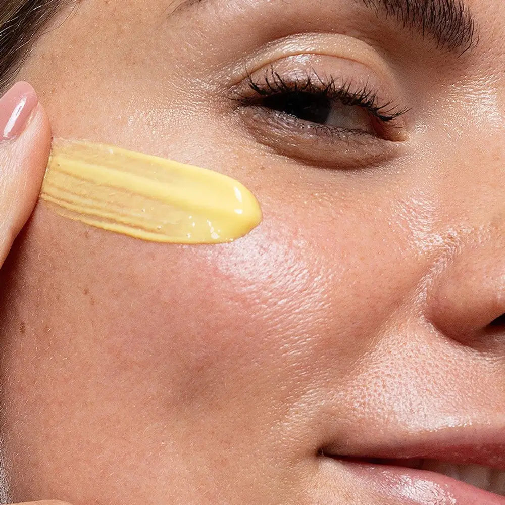 Inhaltsstoffe: Retinaldehyd, Ornithin‑EGCG, Ceramide‑Omega‑Komplex, Peptide-Komplex
