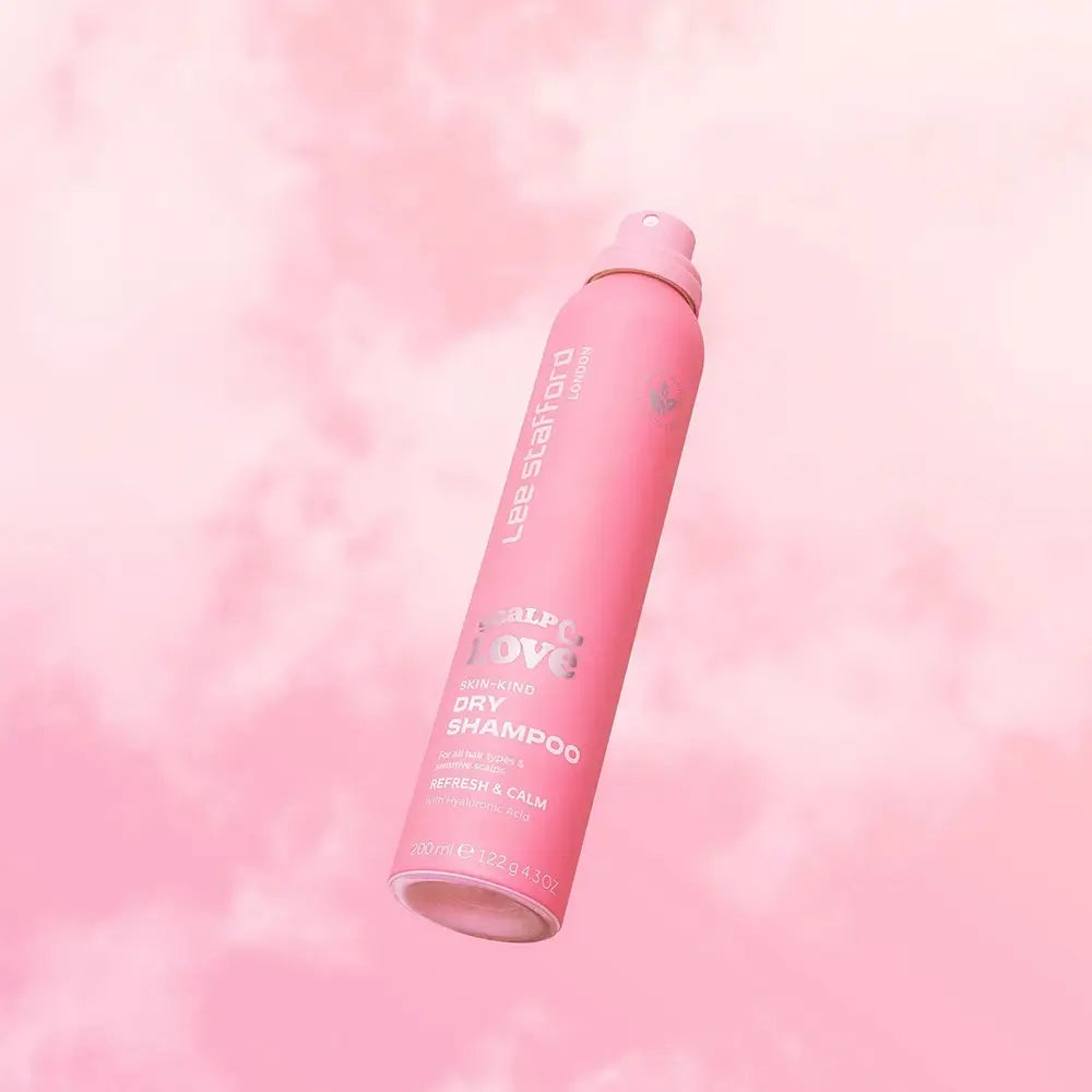 LEE STAFFORD Scalp Love Trockenshampoo - hautfreundliches Trockenshampoo mit Hyaluronsäure zur Erfrischung der Haare zwischen den Wäschen und zur Erhaltung des Komforts empfindlicher Kopfhaut - 200 ml
