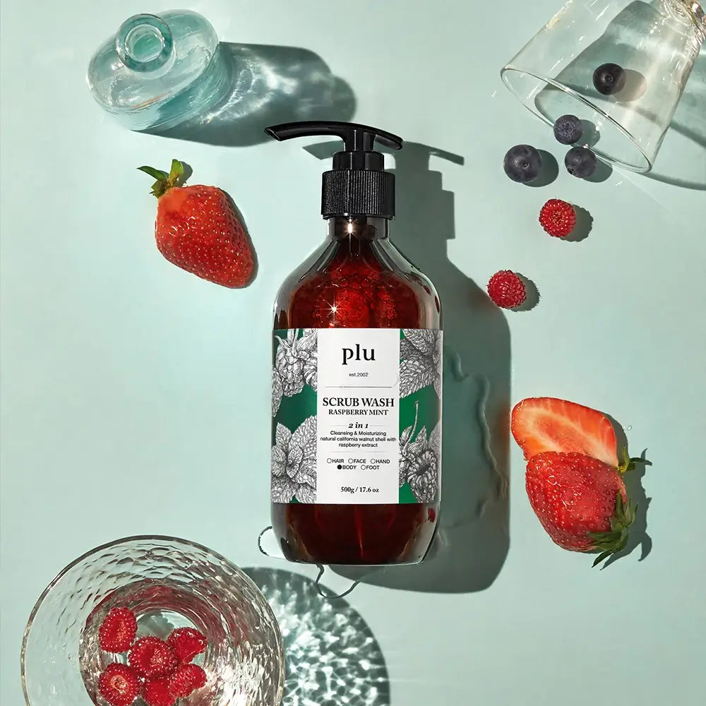 PLU Scrub Wash Himbeere und Minze - Peeling-Duschgel mit feinem Kalifornischem Walnussschalenpulver und grüner Minze, das zur sanften Hautreinigung und Entfernung abgestorbener Hautzellen und Unreinheiten beiträgt - 500 g
