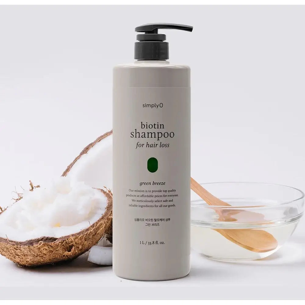 Shampoo-Textur mit frischem Duft auf der Handfläche	