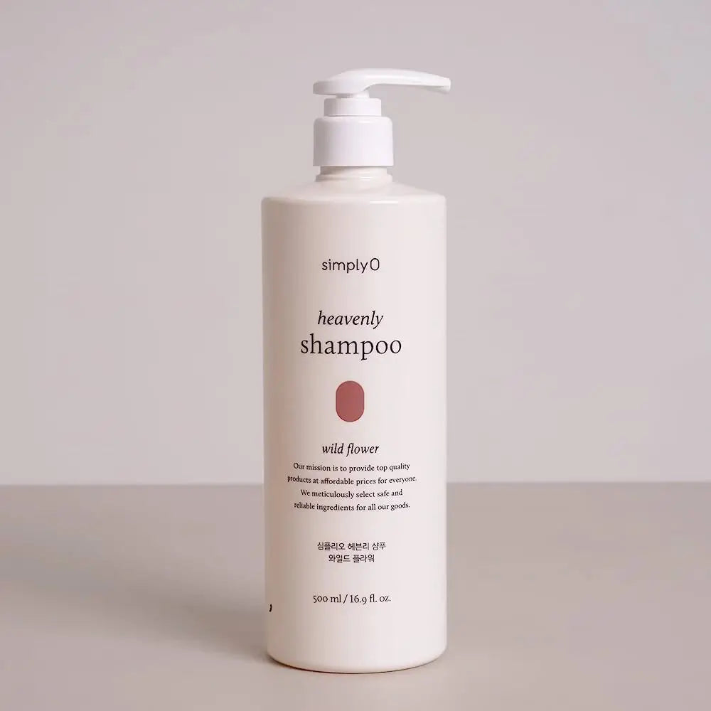 Schaumtextur des Shampoos auf der Handfläche	