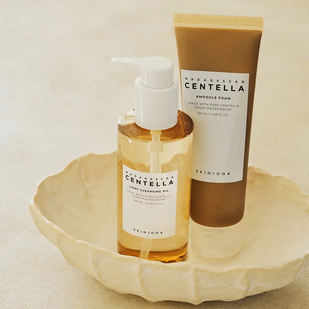 Mini-Größen des Cleansing Oil & Foam Cleanser nebeneinander	
