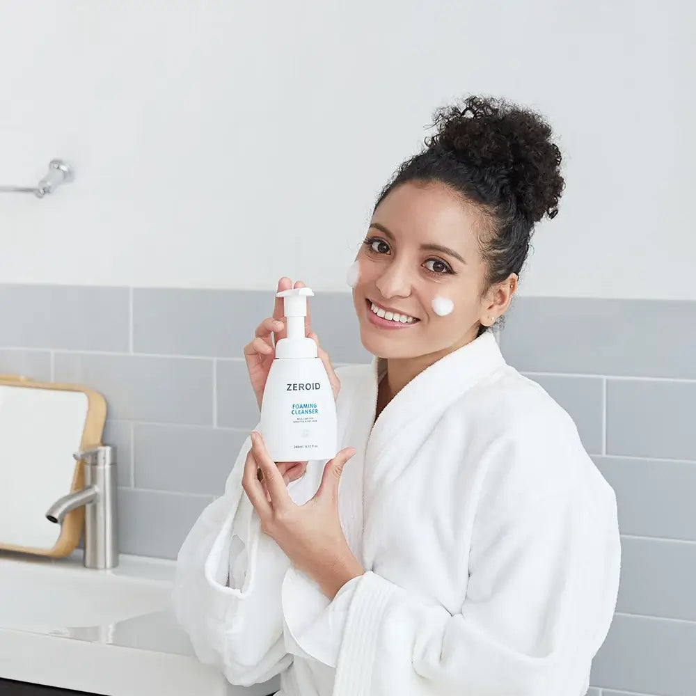 ZEROID Dermacare Reinigungsschaum für empfindliche und trockene Haut 240 ml - Sanfte Reinigung und Feuchtigkeit mit Hyaluronsäure, 240 ml