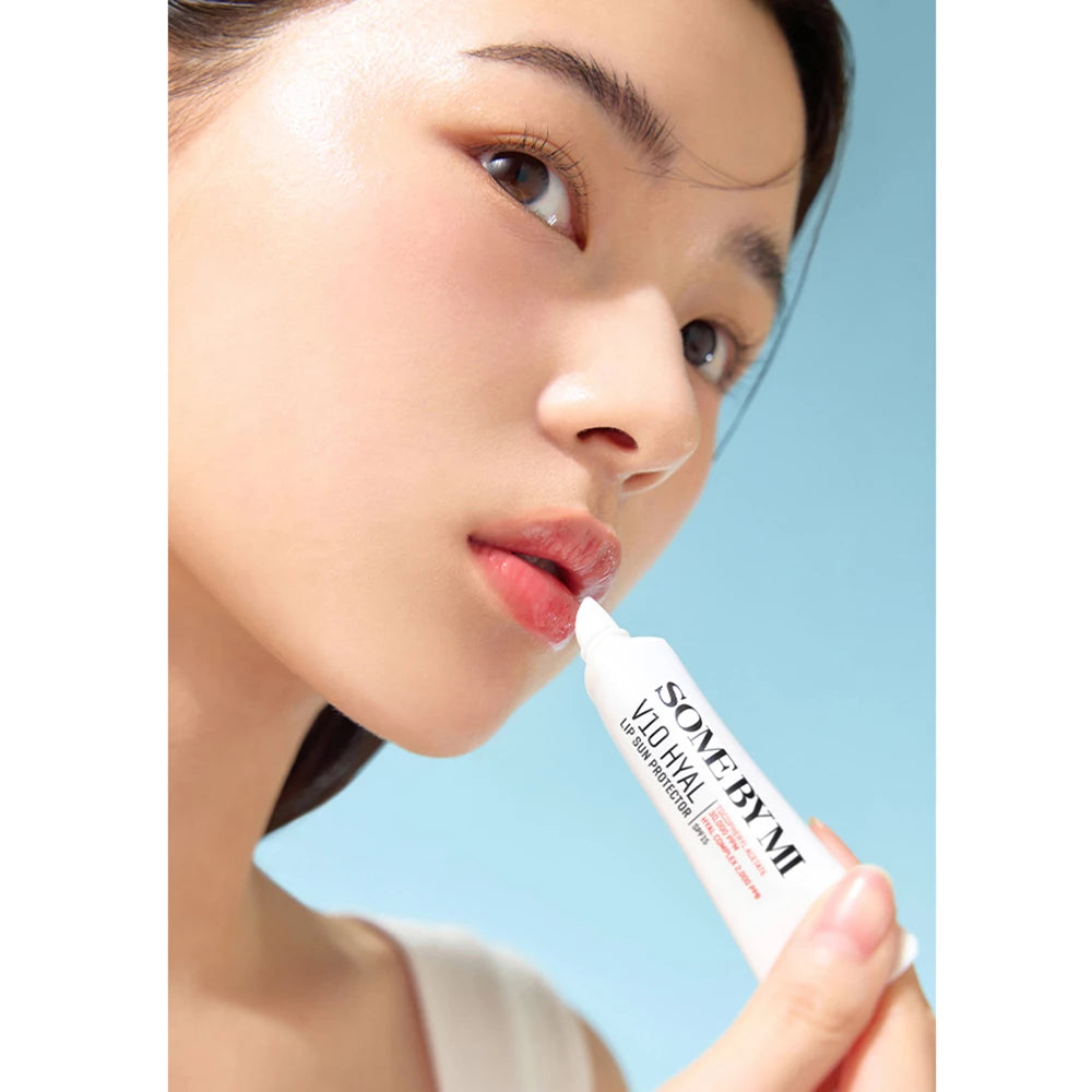 SOME BY MI V10 Hyal Lip Protector Berry SPF15 - Lippenbalsam mit Hyaluronsäure und Sheabutter, das Feuchtigkeit spendet und angenehm zu tragen ist - 7 ml - Berry