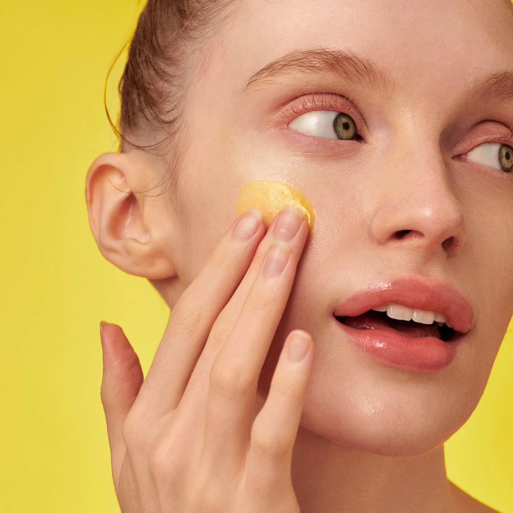 EQQUALBERRY Vitamin aufhellendes Serum - Gesichtsserum formuliert mit Acerolakirschwasser und Tranexamsäure zur Verbesserung der Leuchtkraft und des Hauttons - 30 ml