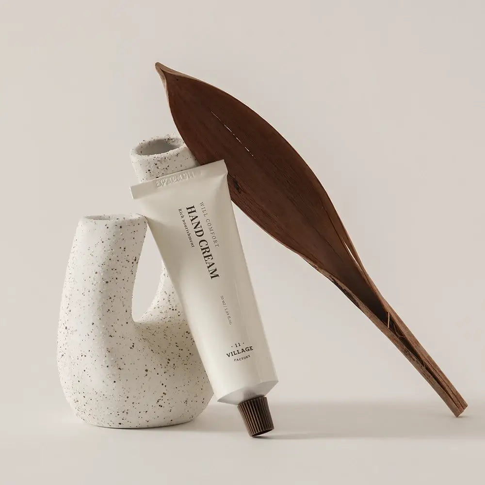 VILLAGE 11 FACTORY Will Comfort Handcreme - Handcreme formuliert mit Sheabutter und Hinoki-ätherischem Öl, die zur Feuchtigkeitsversorgung der Haut und zur Erhaltung des Hautkomforts beiträgt - 50 ml