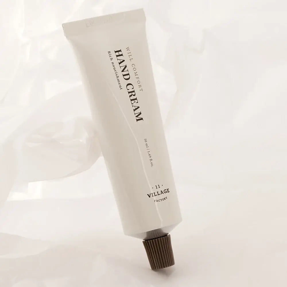 VILLAGE 11 FACTORY Will Comfort Handcreme - Handcreme formuliert mit Sheabutter und Hinoki-ätherischem Öl, die zur Feuchtigkeitsversorgung der Haut und zur Erhaltung des Hautkomforts beiträgt - 50 ml